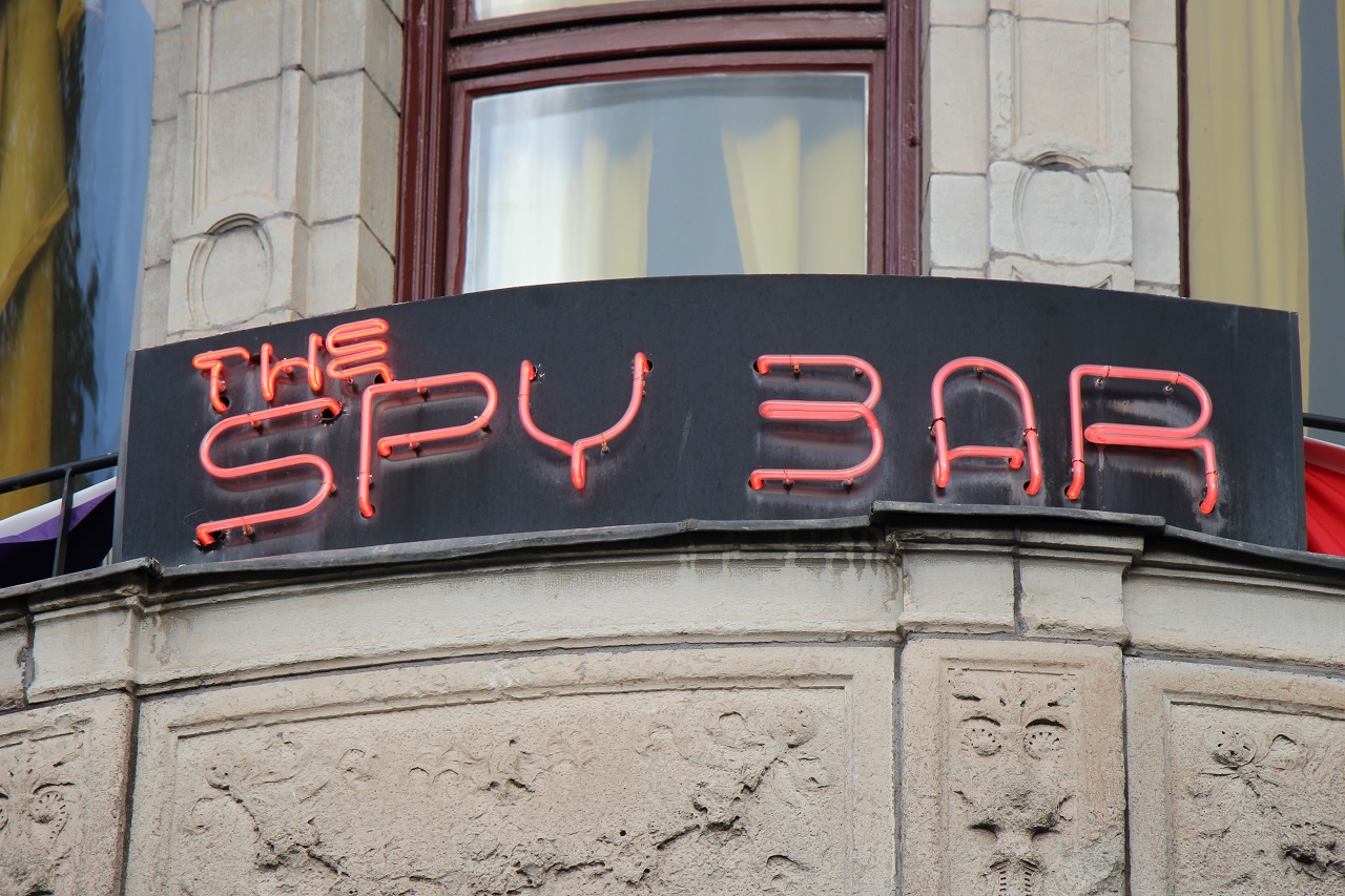 Spy Bar skylt på Stureplan, Stockholm.